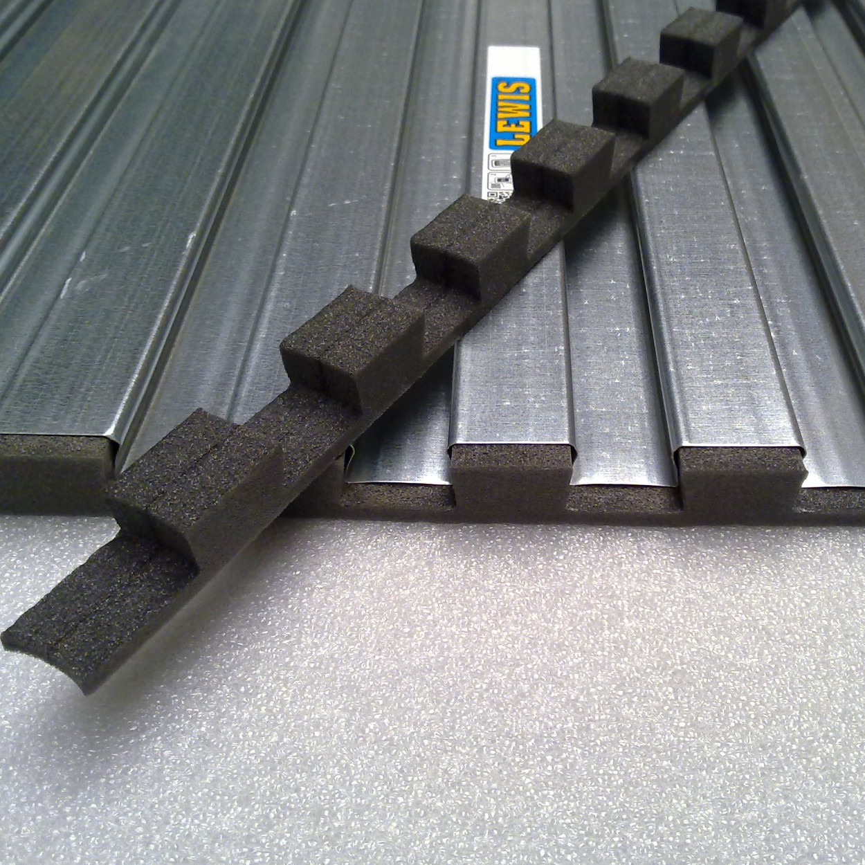 LEWIS® Cannelure Afdichtingsprofiel 7mtr